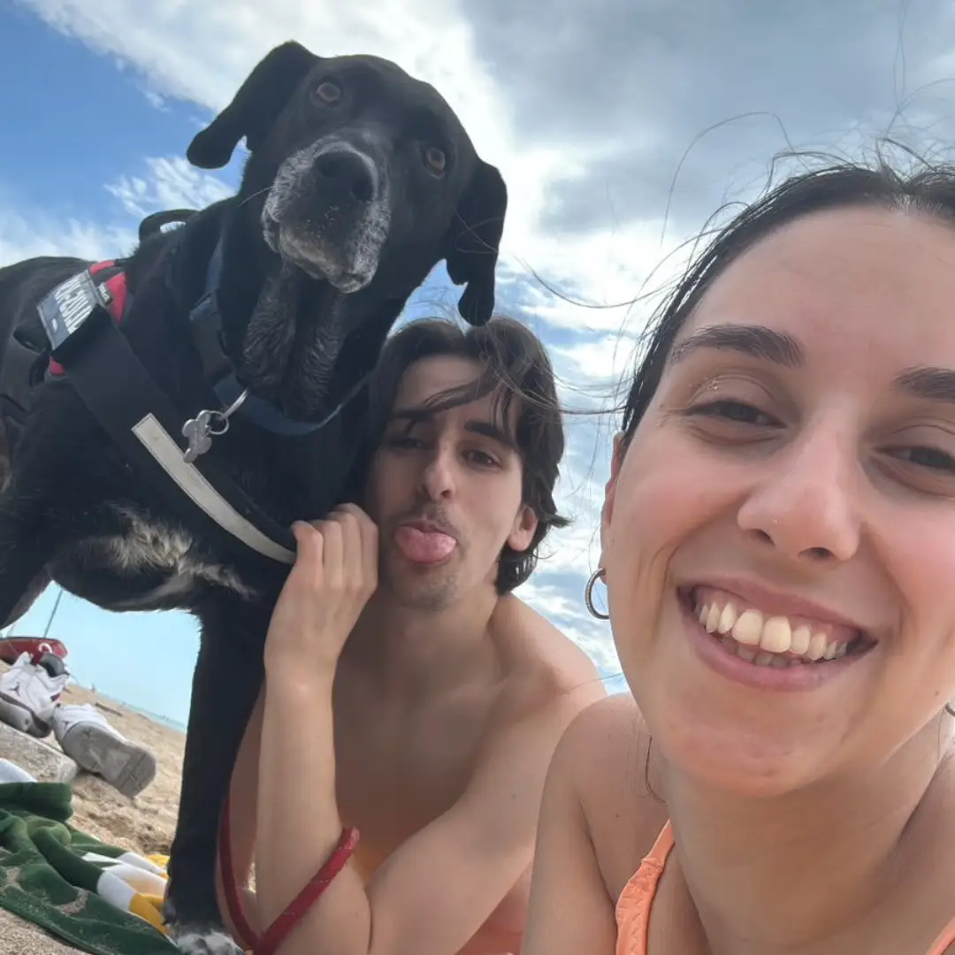 Un cane adottato al mare insieme alla sua famiglia
